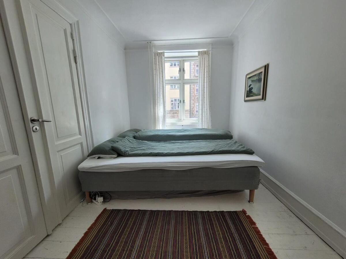 Spacious Cph With Renovated Bath Apartment *